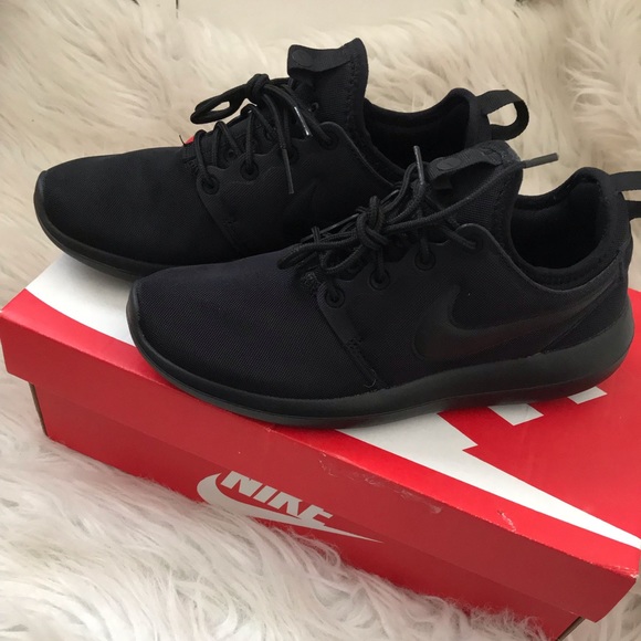 Nike Shoes - Nike Roshe Two
